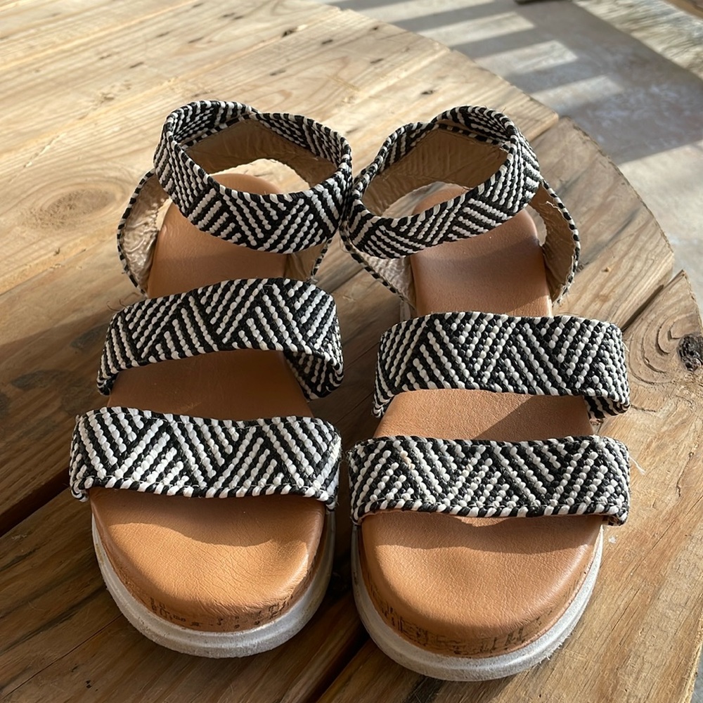 Black and white pattern platform sandals size 7
